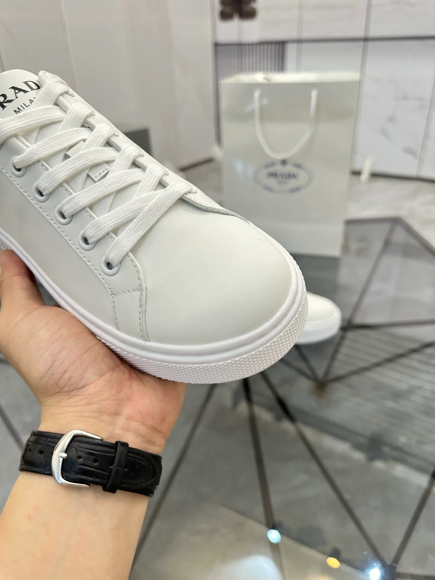 Men's shoes for sale 💰: 💰P520¥ High-end top quality Product trademark: Prada *"Prada*" low-top casual shoes Regular size: 35-45 (can be customized to 46) Couple style Product materials: imported first-layer cowhide leather upper, water-dyed sheep lining, original ultra-light foam outsole. No.: H201